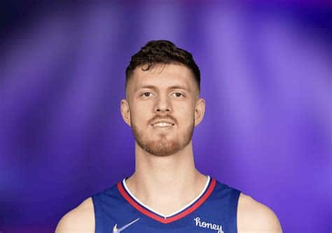 Write informative laconic excerpt under 30 words in mexican spanish for news below. Do not wrap it into quotation marks or html tags. - Isaiah Hartenstein, jugador de baloncesto, ha tenido un rendimiento inconsistente en la temporada pasada con los Thunder de Oklahoma City, promediando 5.0 puntos y 6.5 rebotes en casi 20 minutos por partido. - A pesar de sus estadísticas destacadas, la eficiencia de Hartenstein se redujo drásticamente, ya que su porcentaje de tiros de campo cayó a un 53.5%, a diferencia del 61% en años anteriores. - El jugador se encuentra actualmente en el equipo de los Knicks de Nueva York, pero se espera que esté detrás de Mitchell Robinson en la rotación, lo que limitará su tiempo de juego y su relevancia en la fantasía del baloncesto. Isaiah Hartenstein, jugador de baloncesto, ha tenido un rendimiento inconsistente en la temporada pasada con los Thunder de Oklahoma City, promediando 5.0 puntos y 6.5 rebotes en casi 20 minutos por partido. Su eficiencia se vio afectada, ya que su porcentaje de tiros de campo cayó a un 53.5%. A pesar de sus estadísticas destacadas, Hartenstein ahora se encuentra en los Knicks de Nueva York, pero se espera que esté detrás de Mitchell Robinson en la rotación, lo que limitará su tiempo de juego y su relevancia en la fantasía del baloncesto.,El rendimiento de Isaiah Hartenstein en los Thunder fue inconsistente, ahora en los Knicks, su tiempo de juego se verá limitado. Su eficiencia en tiros bajó drásticamente.