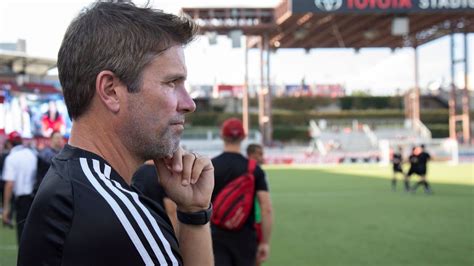 Write informative laconic excerpt under 30 words in mexican spanish for news below. Do not wrap it into quotation marks or html tags. FC Dallas has named New Mexico United manager Eric Quill to be its next manager, the team announced on Wednesday.Quill replaces Nico Estevez, who was fired in June and was replaced on an interim basis by assistant coach Peter Luccin. Luccin was among the finalists to get the full-time job, but FCD ultimately went with Quill."I&apos;m extremely excited and truly honored to get the opportunity to lead FC Dallas into the 2025 season and beyond," Quill said via a news release. "This club has a rich history, values player development and prioritizes competitive excellence."The appointment amounts to a homecoming of sorts for Quill, as he managed FCD&apos;s reserve team, North Texas SC, from 2019-21.During that spell, he led NTSC to the inaugural USL League One Championship in 2019 and earned USL League One Coach of the Year honors.Among the players he coached on that team are current U.S. internationals Ricardo Pepi and Tanner Tessmann.FC Dallas named Eric Quill as its next manager. FC Dallas"We are so excited to welcome Eric Quill back to the FC Dallas family," said FC Dallas Chairman and CEO Clark Hunt. "Eric is a championship-caliber coach who has experience leading teams to the top of the table. He has a deep knowledge of the game built over three decades as a player and coach at the collegiate, professional, and national team levels, and his keen focus on player development makes him an excellent fit to lead FC Dallas."Following his departure from NTSC in 2021, Quill served as an assistant with the Columbus Crew.In June of 2023, he took over the reins at New Mexico United, and this season led the team to the Western Conference title with a record of 18-5-11. The team also reached the quarterfinals of the U.S. Open Cup."Eric&apos;s coaching philosophy and methodology align perfectly with FC Dallas&apos; commitment to player development and attacking soccer," Chief Soccer Officer André Zanotta said. "He has a deep understanding of our ecosystem and the values that drive our club, from the Academy to the first team. Eric&apos;s ability to maximize player potential and his innovative approach to the game make him an ideal leader for this next chapter of FC Dallas."As a player, Quill joined MLS in 1997 with the Tampa Bay Mutiny, where he tallied eight goals and 19 assists across 79 appearances.He later played for the Kansas City Wizards (now Sporting Kansas City), scoring seven goals and assisting seven over 49 matches, and joined the Dallas Burn in 2004, contributing a goal and three assists in 23 games.Quill retired in 2005 after a season with the New York MetroStars (now New York Red Bulls). Internationally, Quill played for the U.S. at U-16 and U-20 levels. ,El FC Dallas nombra a Eric Quill, exmanager de New Mexico United, como su próximo director técnico. Quill reemplaza a Nico Estevez y tiene experiencia previa en el club.