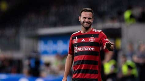 Write informative laconic excerpt under 30 words in mexican spanish for news below. Do not wrap it into quotation marks or html tags. Former Spain international and World Cup winner Juan Mata has joined the ownership group of MLS expansion side San Diego FC, the club announced on Wednesday.Mata, currently playing with Australian A-League Men side Western Sydney Wanderers, is the first active international soccer player to hold an ownership stake in an MLS team, and joins Inter Miami CF co-owner David Beckham as only the second international player to be involved in MLS ownership.San Diego, which will begin play next season, is owned by Egyptian businessman and club chairman Sir Mohamed Mansour, with the Sycuan Band of the Kumeyaay Nation, a Native American tribe whose reservation is located near El Cajon, California, also in the ownership group.Mansour also owns Danish club FC Nordsjælland and the Right to Dream Academy, a soccer academy which has facilities in Ghana, Egypt, and Denmark."We are absolutely delighted that Juan Mata has joined the club as a partner," said Mansour. "Juan has been an active and long-term supporter of Right to Dream, and he shares our values of wanting to use football to deliver long-term social impact and change."Mata, 36, founded the Common Goal initiative in 2017, pledging one percent of his salary to social causes. Common Goal is a partner of Right to Dream (RTD)."Joining San Diego FC as a partner is an exciting opportunity to help build something truly special in a city and league that are experiencing incredible growth," said Mata in a statement released by the team. "The commitment of both this Club and Right to Dream to community impact, excellence, and a vision for long-term success aligns perfectly with my own values. I look forward to contributing my experience and passion for the game and working alongside everyone here to build a Club that inspires both on and off the pitch."Juan Mata joined Western Sydney Wanderers in the A-League in September. Getty ImagesMata has enjoyed a glittering career as a player, one that, in addition to his World Cup exploits has seen him win Euro 2012 with Spain, and the 2011-12 UEFA Champions League with Chelsea."Juan&apos;s addition to SDFC&apos;s ownership group brings a global perspective and a commitment to positive social impact that perfectly aligns with our Club&apos;s mission," said SDFC CEO Tom Penn. "As a World Cup champion, Champions League winner, and a leader both on and off the field, Juan embodies excellence and purpose in everything he does. His passion for using football as a force for good resonates deeply with our vision for our SDFC and our community, and we couldn&apos;t be more thrilled to welcome him to our Club."A product of Real Madrid&apos;s youth academy, Mata began his professional career with Real Madrid Castilla before transferring to Valencia CF in 2007, where he won the Copa del Rey the following year.Mata signed for Chelsea in 2011, and in addition to the Champions League, he was part of sides that claimed the 2012 FA Cup, and the 2013 UEFA Europa League titles. He also earned Chelsea&apos;s Player of the Year honors twice in that span.Mata also enjoyed success upon joining Manchester United in January of 2014, winning the FA Cup, Europa League and EFL Cup during his nine seasons with the club. He later won league titles in Turkey with Galatasaray, and in Japan with Vissel Kobe.He joined Western Sydney Wanderers in September of this year.Mata is a strategic investor in Alpine Racing Ltd, a Formula 1 team backed by Renault Group through Otro Capital, a private investment fund focused on sports, media, and entertainment ventures. ,Juan Mata, campeón del mundo y exinternacional español, se une al grupo de propietarios del nuevo equipo de la MLS, San Diego FC.