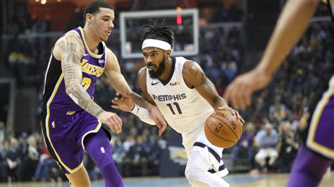 Write informative laconic excerpt under 30 words in mexican spanish for news below. Do not wrap it into quotation marks or html tags. - Mike Conley, jugador veterano de la NBA, fue transferido de los Utah Jazz a los Minnesota Timberwolves durante la temporada pasada. - Conley promedió 14 puntos, 3.1 rebotes, 5 asistencias, 1.2 robos y 2.4 triples por juego durante los 24 partidos que disputó con los Timberwolves. - A pesar de su rendimiento sólido, Conley, de 36 años, no es una elección prioritaria para los equipos de fantasía debido a su edad y la competencia en su posición.,El veterano Mike Conley promedió 14 puntos con los Timberwolves tras ser traspasado de los Jazz, aunque a sus 36 años no es foco en ligas de fantasía.