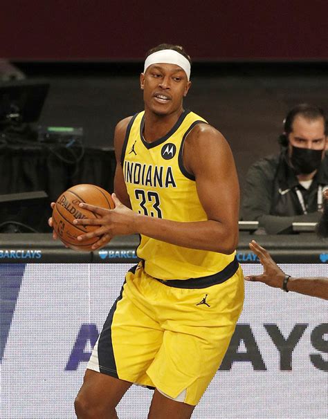 Write informative laconic excerpt under 30 words in mexican spanish for news below. Do not wrap it into quotation marks or html tags. El jugador de baloncesto Myles Turner tuvo una destacada temporada en 2021-2022 con los Pacers de Indiana. Turner promedió 18.0 puntos, 7.5 rebotes y lideró la liga en bloqueos con 2.8 por juego. A pesar de su talento, Turner ha tenido problemas de lesiones en las últimas temporadas, lo que limita su potencial.,Destacada temporada de Myles Turner con los Pacers de Indiana en 2021-2022: promedió 18.0 puntos, 7.5 rebotes y lideró en bloqueos, aunque enfrenta problemas de lesiones.