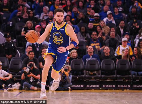 Write informative laconic excerpt under 30 words in mexican spanish for news below. Do not wrap it into quotation marks or html tags. A pesar de tener 34 años, Stephen Curry tuvo números de MVP en la temporada 2022-23 y fue seleccionado para el All-NBA Segundo Equipo a pesar de jugar solo 56 partidos debido a lesiones en el hombro y la rodilla. Apesar de sufrir algunas lesiones, Curry fue el 13º mejor jugador en las ligas de fantasía de ocho categorías en la temporada pasada, promediando 29.4 puntos, 6.3 asistencias y 6.1 rebotes en 34.7 minutos por partido. A pesar de los cambios en el equipo, Curry sigue siendo una selección de primera ronda en las ligas de fantasía y demostró ser uno de los mejores jugadores en los playoffs, ganando el premio al Jugador Más Valioso de las Finales.,A pesar de las lesiones, Stephen Curry brilló en la temporada 2022-23, siendo All-NBA y MVP en playoffs, manteniendo su estatus de élite en fantasy.