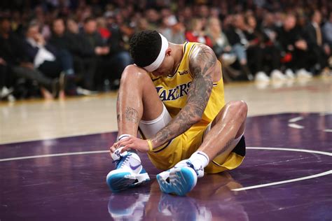 Write informative laconic excerpt under 30 words in mexican spanish for news below. Do not wrap it into quotation marks or html tags. Brandon Ingram ha mejorado sus números cada temporada desde que fue reclutado, con un promedio de 24.7 puntos en la temporada pasada. Ingram también ha demostrado ser un buen lanzador de tiros libres, con un porcentaje de acierto del 88.2% en 6.2 intentos por juego. Sin embargo, Ingram ha tenido problemas de lesiones y su valor fantasy podría verse afectado con el regreso de Zion Williamson y la llegada de nuevos jugadores al equipo de los Pelicans.,Brandon Ingram, estrella en ascenso de los Pelicans, destaca por sus mejoras constantes en puntos y su precisión en tiros libres, pero enfrenta desafíos por lesiones y cambios en el equipo.