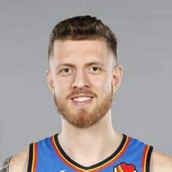 Write informative laconic excerpt under 30 words in mexican spanish for news below. Do not wrap it into quotation marks or html tags. - Isaiah Hartenstein, jugador de baloncesto alemán, ha firmado un contrato con los New York Knicks. - Hartenstein probablemente ocupará el puesto de reserva detrás de Mitchell Robinson en la posición de centro. - A pesar de tener un promedio de tiempo de juego limitado la temporada pasada, Hartenstein mostró su capacidad para contribuir en la puntuación, rebotes, asistencias y bloqueos y robos combinados.,Isaiah Hartenstein firma con los New York Knicks como centro de reserva, mostrando potencial en anotaciones y estadísticas clave.