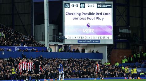 Write informative laconic excerpt under 30 words in mexican spanish for news below. Do not wrap it into quotation marks or html tags. Brentford have won their appeal against the red card shown to Christian Nørgaard after the Video Assistant Referee (VAR) review in Saturday&apos;s 0-0 draw at Everton.The Brentford captain caught Everton goalkeeper Jordan Pickford on his knee with his studs as he streched to get on the end of a ball into the box.Referee Chris Kavanagh gave no foul but the VAR, Matt Donohue, who only began working as a video assistant in the Premier League last month, sent him to the screen to show a red card for serious foul play.Brentford manager Thomas Frank was furious with the decision to send off Nørgaard in the 39th minute, forcing his team to hold on for a point at Goodison Park.Christian Nørgaard was only awarded a red card after a VAR review. Alex Livesey/Getty Images"For me it is not a red card," Frank said after the game."I see a situation where it is coming across the six-yard box, Christian&apos;s eyes are clearly on the ball and he is stretching to try to touch it behind [Yoane] Wissa, Wissa is going at the the ball, just changing the direction of the ball."Chris was unlucky his studs go on the leg of Pickford. No intention, he is actually pulling out of full force with no intention of making a foul, just trying to score."Where is that that bit of common sense? I don&apos;t know exactly the law of the game but if that is a red card then the game has changed."The ref has been told to take on-field decisions, which in my opinion was a good on-field decision but was overturned by VAR."If it is not the law or the rule then Chris [Kavanagh] was not brave enough to overturn the situation."Had he lost the appeal, Nørgaard would have been suspended for the games against Leicester City, Aston Villa and Newcastle but will now be available. ,Brentford gana apelación por tarjeta roja mostrada a Christian Nørgaard en empate 0-0 ante Everton. El VAR revocó la decisión, evitando suspensión.