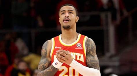 Write informative laconic excerpt under 30 words in mexican spanish for news below. Do not wrap it into quotation marks or html tags. John Collins fue cambiado de los Atlanta Hawks a los Utah Jazz en esta temporada baja de la NBA. Collins firmó una extensión de contrato de cuatro años y $98.4 millones con Atlanta antes de la temporada 2021-22. La adquisición de Collins por parte de los Jazz crea una competencia en la posición de ala-pívot con Lauri Markkanen, Walker Kessler y Kelly Olynyk.,John Collins traspasado de los Atlanta Hawks a los Utah Jazz en la NBA. Firmando contrato con Hawks antes de la temporada 2021-22. Jazz en competencia por ala-pívot.