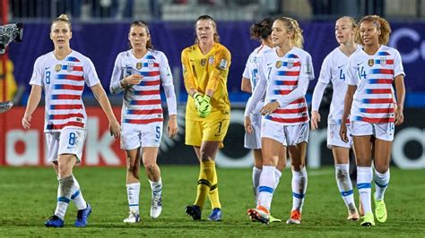 Write informative laconic excerpt under 30 words in mexican spanish for news below. Do not wrap it into quotation marks or html tags. playUSWNT players pay tribute to retiring Alyssa Naeher (2:01)Tierna Davidson and Emily Fox say they will miss USWNT goalkeeper Alyssa Naeher after the 36-year-old announced her retirement from the game. (2:01)United States women&apos;s national team goalkeeper Alyssa Naeher said she was "nervous" to tell manager Emma Hayes about her intention to retire from international soccer, but that it was a "great conversation" and that Hayes was "very supportive."Naeher announced her decision to retire from the USWNT on Monday, making upcoming friendlies against England at Wembley Stadium on Nov. 3, and against the Netherlands in The Hague three days later, her last opportunities to play internationally. She will continue to play at club level for the Chicago Red Stars.Naeher said she wanted Hayes&apos; blessing before going public with her decision."Yeah, I was nervous. I think as much as I am at peace with the decision -- I know that in my head it&apos;s the right time and I feel good about it and I feel at peace with it -- it&apos;s still the end of something," she said."And change is scary and... I&apos;m going to miss being a part of these camps in this team. And I think to have that conversation made it very real."It was important for me to have understood where she was at and to just have that conversation before anything got fully decided on," she said. "And she was great. She was very supportive. She was very thankful for different contributions to the team over the years and this past year, but it was a good conversation."Naeher said she arrived at her decision having noted that the USWNT goes in cycles, and at the end of the current World Cup cycle, she&apos;ll be 39 years old.She also spoke of the physical and mental toll operating at the peak of the sport takes on a player. With World Cup winner&apos;s medals and an Olympic gold medal in her trophy cabinet, she had achieved everything she wanted."I feel very fulfilled with what we&apos;ve been able to do and it takes a lot out of you," she said. "Honestly, I think I&apos;ve been somebody that has been...I&apos;ve given everything I&apos;ve had to this team and I don&apos;t do anything halfway. It&apos;s kind of, if you can give 100% to it, then keep going. And with that in mind, I kind of just felt like this was the right time coming off of the Olympics, having a year that we had entering into a new cycle, a new stage for this team, it just felt like [I had] kind of given everything I have to give to this team and it just felt like the right time."It was back in 2017 that Naeher took over from another USWNT goalkeeping legend in Hope Solo.Alyssa Naeher took over for Hope Solo in 2017. Robin Alam/Icon SportswireBut rather than try to replace the often outspoken Solo, Naeher was determined to excel in her own, understated way."I just tried to be myself. Obviously, a tremendous amount of respect for Hope and the career that she had and what she did for the sport and obviously [Briana] Scurry before her," she said. "And with that, I was never into comparing."I always just tried to be myself and try to focus on how I could help the team in any moment, both on and off the field. So my focus was more on how I can continue to improve and be the best goalkeeper and best teammate that I could be every single day and keep learning."Now it will be up to the next wave of keepers to replace Naeher.On the current roster, that includes Mandy Haught of the Utah Royals and Manchester United&apos;s Phallon Tullis-Joyce. There&apos;s also the North Carolina Courage&apos;s Casey Murphy, the Houston Dash&apos;s Jane Campbell and the Washington Spirit&apos;s Aubrey Kingsbury with whom to contend."I&apos;m excited about the crop of goalkeepers that we have coming up," Naeher said. "I think what I&apos;ve tried to at least show and instill in the future generations is just the power of preparation, the mindset going into training, the preparedness of what it looks like to be able to play at this level."And I think having that, we&apos;ve always been able to have in this environment, as competitive as it is, it&apos;s always also been very supportive."And I think being able to find that balance within as training partners and as teammates."Obviously everybody wants to be on the field, only one can be at a time, but having that balance of pushing each other each and every single day in training and then also supporting whoever&apos;s on the field at any given time because it&apos;s going to come back around to you and you&apos;ll get that same support when you are on the field and that just goes a long way." ,Alyssa Naeher, portera del equipo nacional femenino de EE. UU., anuncia su retiro del fútbol internacional a los 36 años, manteniendo su carrera en el Chicago Red Stars.