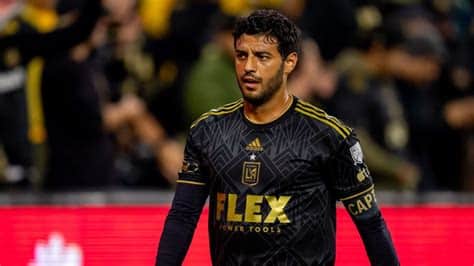 Write informative laconic excerpt under 30 words in mexican spanish for news below. Do not wrap it into quotation marks or html tags. Nov 27, 2024, 06:38 PM ETLAFC declined the contract option for Carlos Vela, but remains in discussions with the Mexican forward about his future.Vela initially stepped away from the Los-Angeles based team after the conclusion of the 2023 season when his contract expired, before resigning with LAFC mid-season on a one-year contract on Sept. 16, 2024.The recent deal included a club option for 2025, but the club declined to activate the clause.Vela saw minimal playing time in the final stretch of the 2024 campaign, recording just four minutes when coming off the bench as a substitute during the round one playoff game against the Vancouver Whitecaps on Oct. 27.The forward first joined LAFC in Aug. 2017 as the team&apos;s first ever Designated Player ahead of the debut season, and led the club to great success. He captained the team to the 2019 and 2022 Supporters&apos; Shield and 2022 MLS Cup, while earning individual accolades like the 2019 Golden Boot and MLS MVP award.He continues to hold the league record for most goals scored by one player in a single season with 34 goals in 31 games.But his involvement with the team dwindled after the 2023 MLS Cup final in 2023, when falling against the Columbus Crew at Lower.com Field.It remains unclear whether Vela will search for another team during the offseason.LAFC also declined the options for Kei Kamara, and Luis Müller, midfielder Tommy Musto, and defenders Marlon and Diego Rosales, while Aaron Long, Jesús Murillo and midfielders Ilie Sánchez and Erik Dueñas are out of contract.Long, Murillo, Kamara and Sánchez are eligible for MLS free agency. ,LAFC declinó la opción de contrato para Carlos Vela, pero continúa en discusiones sobre su futuro. Vela lideró al club a múltiples éxitos, pero su participación ha disminuido recientemente.