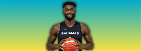 Write informative laconic excerpt under 30 words in mexican spanish for news below. Do not wrap it into quotation marks or html tags. Deandre Ayton promedió 18.0 puntos y 10.0 rebotes en la temporada 2022-23, alcanzando su quinta temporada consecutiva promediando un doble-doble. A pesar de esto, sus promedios de rebotes y rebotes ofensivos por partido representaron mínimos en su carrera. Ayton fue intercambiado por Jusuf Nurkic en la temporada baja y actualmente se espera que juegue como centro titular para los Trail Blazers de Portland.,Deandre Ayton promedió 18.0 puntos y 10.0 rebotes en 2022-23, alcanzando su quinta temporada con doble-doble. Cambió a Portland por Nurkic.