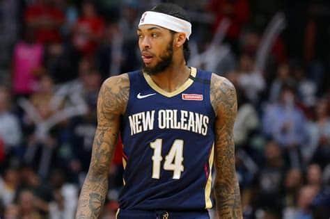 Write informative laconic excerpt under 30 words in mexican spanish for news below. Do not wrap it into quotation marks or html tags. Brandon Ingram, jugador de baloncesto de los New Orleans Pelicans, ha experimentado un aumento constante en su promedio de puntos anotados por partido a lo largo de su carrera. Ingram ha mejorado su eficiencia en el tiro y ha aumentado su promedio de asistencias en la última temporada. Sin embargo, su falta de estadísticas defensivas y su historial de lesiones plantean incertidumbres sobre su valor en el fantasy basketball.,El jugador de los New Orleans Pelicans, Brandon Ingram, ha demostrado mejoras en sus estadísticas ofensivas, pero su defensa y lesiones preocupan en fantasy basketball.