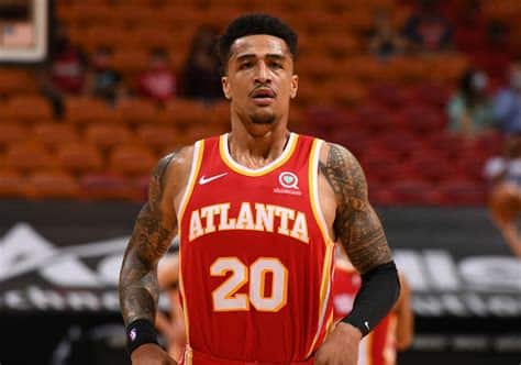 Write informative laconic excerpt under 30 words in mexican spanish for news below. Do not wrap it into quotation marks or html tags. John Collins fue traspasado a los Utah Jazz después de años de rumores de intercambio. El acuerdo incluye una extensión de contrato por cuatro años y $98.4 millones con una opción del jugador para la temporada 2025-26. Collins tendrá más oportunidades en Utah y se espera que tenga un mayor impacto en el lado ofensivo, ya que los Jazz confían en su capacidad de anotación y tiro de tres puntos. En sus últimas temporadas en Atlanta, Collins vio una disminución en sus números y en su papel en el equipo debido a la presencia de otros jugadores ofensivos como Trae Young y Clint Capela. Sin embargo, se espera que en Utah tenga un papel más destacado y pueda tener un resurgimiento en su producción. (Source: La Opinion Deportes),John Collins se une a los Utah Jazz con contrato millonario y promete llevar su juego ofensivo al siguiente nivel tras dejar Atlanta.