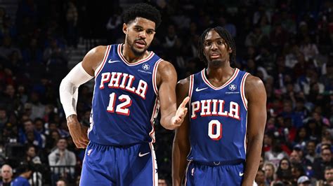 Write informative laconic excerpt under 30 words in mexican spanish for news below. Do not wrap it into quotation marks or html tags. - Tobias Harris ha sido un jugador consistente en las últimas temporadas con los 76ers, promediando 14.7 puntos, 5.7 rebotes, 2.5 asistencias, 0.9 robos y 1.7 triples en la temporada 2022-23. Espera mantener su producción en la próxima temporada. - Harris ha demostrado eficiencia en su juego y ha aumentado su eficacia en los últimos años. A pesar de la posible salida de James Harden, Harris sigue siendo una pieza importante en el ataque de los 76ers. - Se espera que Harris sea seleccionado en rondas intermedias o tardías en los drafts de fantasía debido a su contribución en puntos, rebotes y estadísticas periféricas.,Tobias Harris, jugador clave de los 76ers, destaca por su consistencia y eficiencia en el juego. Proyecciones positivas para la próxima temporada y en los drafts de fantasía.