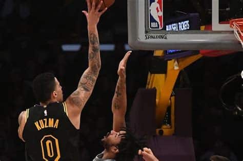 Write informative laconic excerpt under 30 words in mexican spanish for news below. Do not wrap it into quotation marks or html tags. Kyle Kuzma, forward de los Washington Wizards, está listo para su tercera temporada con el equipo después de firmar un contrato de cuatro años y $102 millones en la temporada baja. Kuzma tuvo una destacada temporada pasada, promediando cifras récord de 21.2 puntos, 2.5 triples y 3.7 asistencias en 35.0 minutos por juego, además de 7.2 rebotes por partido. A pesar de los cambios en la plantilla de los Wizards, Kuzma se espera que siga siendo parte del quinteto titular y continúe siendo una pieza clave en el ataque del equipo.,Kyle Kuzma listo para su tercera temporada con los Wizards tras firmar contrato millonario. Gran rendimiento anterior lo ubica como pieza clave en el equipo.