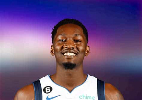 Write informative laconic excerpt under 30 words in mexican spanish for news below. Do not wrap it into quotation marks or html tags. Dorian Finney-Smith, jugador de los Dallas Mavericks, experimentó una disminución en su valor fantástico después de unirse a los Brooklyn Nets. Su papel en los Nets se vio afectado por la competencia de otros alas y su tiempo de juego se redujo. Aunque Finney-Smith ha sido un jugador confiable para los Mavericks, es poco probable que mantenga un papel relevante en los Nets debido a la profunda rotación del equipo.,Dorian Finney-Smith baja rendimiento en los Nets debido a competencia en el ala, poco probable mantenga rol relevante.