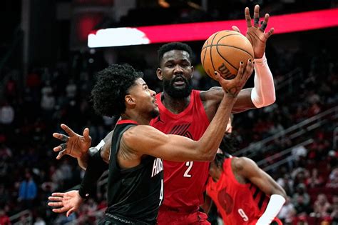 Write informative laconic excerpt under 30 words in mexican spanish for news below. Do not wrap it into quotation marks or html tags. Deandre Ayton fue intercambiado a los Trail Blazers en un acuerdo que incluyó a Jusuf Nurkic y Damian Lillard. El traspaso fue reportado por fuentes de la liga. Ayton promedió 18.0 puntos y 10.0 rebotes en la temporada pasada, estableciendo nuevos máximos en tiros libres. Sin embargo, sus promedios de rebotes y rebotes ofensivos fueron los más bajos de su carrera. Aunque Ayton no ha mostrado un progreso sustancial desde ser seleccionado como la primera selección global en 2018, se espera que tenga un papel importante como el centro titular de los Trail Blazers. Se espera que su producción ofensiva aumente debido a la ausencia de Kevin Durant y Devin Booker.,Deandre Ayton traspasado a Trail Blazers por Nurkic y Lillard. A pesar de altibajos, se espera un papel destacado en ausencia de Durant y Booker.