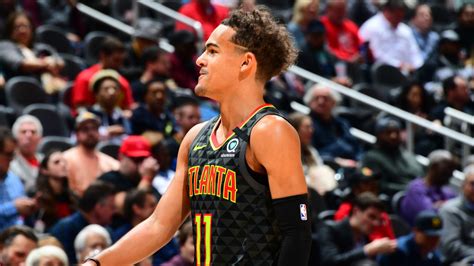 Write informative laconic excerpt under 30 words in mexican spanish for news below. Do not wrap it into quotation marks or html tags. Trae Young, jugador estrella de los Hawks, se ubica entre los primeros en puntos por partido y asistencias por partido en la NBA. A pesar de ser criticado por su defensa deficiente, Young ha mostrado consistencia y salud a lo largo de su carrera de cinco años sin perderse más de 60 juegos en una temporada. A pesar de la temporada 2021-2022, en la que Young experimentó una disminución en su eficiencia de tiro, el base de los Hawks sigue siendo una fuerza ofensiva destacada y se espera que promedie entre 25 y 30 puntos y alrededor de 10 asistencias por partido en la próxima temporada.,Trae Young, estrella de los Hawks, destaca en puntos y asistencias. A pesar de críticas por su defensa, ha mantenido consistencia y salud en su carrera. En la próxima temporada, se espera promedie entre 25 y 30 puntos y alrededor de 10 asistencias.