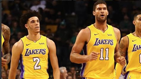 Write informative laconic excerpt under 30 words in mexican spanish for news below. Do not wrap it into quotation marks or html tags. - Lonzo Ball, jugador de baloncesto, tuvo una temporada destacada con los Chicago Bulls la temporada pasada, promediando 13.0 puntos, 5.4 rebotes, 5.1 asistencias, 3.1 triples y 2.7 robos y bloqueos combinados por partido. - Sin embargo, las lesiones han sido un problema constante en su carrera y se sometió a una cirugía de menisco en enero de este año. Se espera que vuelva a jugar en 2023. - A pesar de las lesiones, Ball ha demostrado mejoras en su juego, especialmente en su tiro de tres puntos. Forma parte de un equipo renovado y competitivo de los Bulls, donde comparte cancha con Zach LaVine, DeMar DeRozan y Nikola Vucevic. - Ball es un jugador versátil que puede dirigir el juego y es un defensor fuerte. Aunque ha tenido problemas de salud, aún tiene potencial y podría ser una buena opción en ligas profundas si permanece saludable.,Lonzo Ball, prometedor jugador de baloncesto de Chicago Bulls, muestra mejoras en su juego a pesar de sus lesiones. Se espera su regreso en 2023.