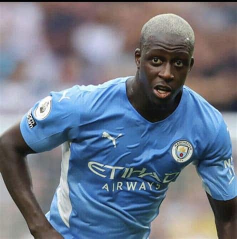 Write informative laconic excerpt under 30 words in mexican spanish for news below. Do not wrap it into quotation marks or html tags. Nov 6, 2024, 05:54 AM ETFormer Manchester City defender Benjamin Mendy on Wednesday won the majority of his case against the Premier League club for over £11 million ($14.2 million) in unpaid wages.The France international filed a claim against Manchester City last year, seeking unpaid wages from when the club stopped paying him in September 2021, shortly after he was charged with sexual offences, until the end of his contract in June 2023.Mendy was acquitted of six counts of rape and one count of sexual assault in January 2023, following a trial at Chester Crown Court. He was found not guilty of one count of rape and one of attempted rape after a retrial.The 30-year-old argued City unlawfully deducted wages that he was due under his contract, saying in a witness statement that he had been promised he would be paid after he was cleared.City&apos;s lawyers, however, said Mendy was not paid because he was not able to perform his duties as he was held in custody before his trial for breaching his bail conditions."Mr Mendy is entitled to recover some, but not all, of the sums claimed," Judge Joanne Dunlop said in a written ruling on Wednesday.Manchester City did not immediately respond to a request for comment. Mendy was not immediately available to comment.Dunlop said in her ruling that Mendy spent two periods in custody, covering about five months of the 22-month period of his claim and during which City was entitled to withhold his pay.When Mendy was not in custody, Dunlop found, he was "ready and willing to work" and prevented from doing so by his suspension by the Football Association and bail conditions "which were unavoidable or involuntary on his part."Mendy joined City from AS Monaco in 2017 for a fee of around £52 million, on an annual salary of 6 million pounds.He signed for French club Lorient, currently in Ligue 2, shortly after his retrial. ,El exdefensor del Manchester City, Benjamin Mendy, gana la mayoría de su caso contra el club de la Premier League por más de £11 millones de salarios impagos.