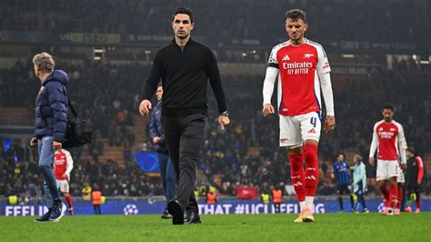 Write informative laconic excerpt under 30 words in mexican spanish for news below. Do not wrap it into quotation marks or html tags. playBurley: Arsenal&apos;s lack of cutting edge a &apos;real concern&apos; (1:16)Craig Burley says Arsenal&apos;s lack of threat in front of goal is becoming a genuine worry for Mikel Arteta after they lost to Inter Milan in the Champions League. (1:16)MILAN -- The uncertainty around Arsenal grows. Wednesday&apos;s 1-0 defeat to Internazionale is not a severe blow to their UEFA Champions League hopes, but it does make a top-eight finish and the automatic qualification that comes with it more doubtful.It continues a difficult week where uncertainty arose off the field in unexpected fashion with the abrupt departure of sporting director Edu Gaspar and questions grow over their durability in the Premier League title race after falling seven points behind leaders Liverpool. All three situations can be rescued and resolved, but the Gunners have been a picture of stability and sustained progress for more than two years. This is in danger of feeling different.The breaks aren&apos;t going their way at present. Injuries have disrupted their rhythm and manager Mikel Arteta was visibly frustrated with the officiating here at San Siro after Mikel Merino was denied a penalty at one end before conceding one at the other. With 28 minutes on the clock, Merino appeared to be taken out by goalkeeper Yann Sommer but VAR must have detected the faintest touch on the ball as a corner was awarded.On the stroke of half-time, Merino handled a free kick in the box in one of those unfortunate incidents where the ball strikes his hand in what this competition&apos;s interpretation of the rules deems an unnatural position, yet at the same time, it appears difficult to see what else he could have done. Arteta could not conceal his frustration."I don&apos;t understand [the handball] decision," he said. "There is no danger at all. You cannot react because the ball is very close. But OK, they decide that is a penalty."But if that is a penalty, then the one on Mikel Merino where he punches him in the head has to be a penalty 1,000%. These are the margins in this game and it&apos;s very difficult to accept."We were told at the start of the season that wasn&apos;t a penalty. That was clear. Today, it was a different story."Hakan Çalhanoglu stroked home his penalty and Inter had a lead to defend. And defend they did, as Inter had one shot in the second half as Arsenal dominated possession and probed for an equaliser.They carried a greater threat than in defeat at Newcastle United last weekend but set pieces were their main weapon until a late onslaught pushed the total number of crosses into the box to 46 but nobody in the form to capitalise on them. It all felt a little predictable."The concern is the result and that in both boxes we didn&apos;t do what we have to do," said Arteta. "And then we didn&apos;t, someone else didn&apos;t. For sure this is the way I want to see my team."All the big games we have played in Europe, this is by far the best one that we played in the last few years."That final line is stretching the credibility of a manager defending his players somewhat, but it is a further sign Arteta believes there is nothing fundamentally wrong, more another case where luck and fine margins went against them.With their loss to Inter in the Champions League, Arsenal have now lost three of their last six matches. (Photo by Michael Regan - UEFA/UEFA via Getty Images)Yet, there are too many players struggling below their best at present. This was another evening where Leandro Trossard took a backward step, Gabriel Martinelli looked blunted and Kai Havertz looked more like the player lost at Chelsea than the one found by Arsenal. The oft-repeated criticism that Arsenal should have done more to strengthen their attacking options in the summer transfer window will grow louder after this.A lot is riding on Martin Ødegaard to restore the cutting edge to their football. Ødegaard made his long-awaited return from an ankle injury that has sidelined him for the Gunners since Aug. 31 in stoppage-time, but by then it was too late to really affect anything with Inter&apos;s trench dug deep in their own box.The Arsenal captain is a sublime player capable of knitting together a stuttering team, but it is a big ask to do so immediately following almost two months out. He may well only have come on against Inter because Havertz had to leave the field following a clash of heads that left him requiring stitches. And so, Arsenal ended beaten, bloodied and bowed.Arteta insisted they will soon turn the corner. "If we play the way we played, we have a good chance to win against Chelsea," he said."I told them I&apos;m proud of them. I haven&apos;t seen them play in Europe in the manner they have today. And we are very disappointed because we didn&apos;t get what we wanted out of the game that&apos;s for sure."It&apos;s now three defeats in six games, which includes two in a row for the Gunners. They need a result at Stamford Bridge if that feeling of uncertainty is not to develop into something more ominous. ,Arsenal pierde 0-1 ante Inter Milan en Champions League, poniendo en duda su clasificación automática y destacando la falta de contundencia ofensiva.