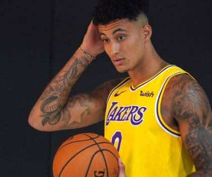 Write informative laconic excerpt under 30 words in mexican spanish for news below. Do not wrap it into quotation marks or html tags. Kyle Kuzma firma un contrato de 4 años y $102 millones con los Wizards de Washington. Kuzma tuvo la mejor temporada de su carrera en el 2023-24, promediando 21.2 puntos, 2.5 triples y 3.7 asistencias por partido. Se espera que Kuzma sea uno de los líderes ofensivos de los Wizards en la próxima temporada, a pesar de la llegada de Kristaps Porzingis y el regreso de Bradley Beal.,Kyle Kuzma, estrella de los Wizards, firma contrato millonario tras brillar la temporada pasada. Se espera sea líder junto a Porzingis y Beal.