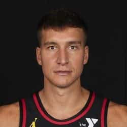 Write informative laconic excerpt under 30 words in mexican spanish for news below. Do not wrap it into quotation marks or html tags. Bogdan Bogdanovic ha tenido pocas oportunidades para jugar y brillar en la NBA debido a la competencia en el equipo de los Hawks de Atlanta. A pesar de ser uno de los mejores suplentes en fantasía detrás de Trae Young y Dejounte Murray, Bogdanovic ha tenido una disminución estadística en comparación con temporadas anteriores. Su papel clave como sexto hombre de los Hawks y su eficiencia en el tiro le han permitido terminar dentro del top 100 en las estadísticas de fantasía, pero su valor como jugador titular es limitado debido al bajo tiempo de juego.,Bogdan Bogdanovic, sexto hombre destacado en los Hawks de Atlanta, lucha por destacarse en la NBA con limitado tiempo de juego.