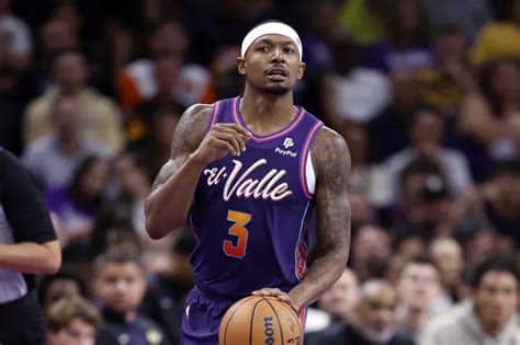 Write informative laconic excerpt under 30 words in mexican spanish for news below. Do not wrap it into quotation marks or html tags. Bradley Beal se convierte en el armador titular de los Phoenix Suns. Beal promedió 27.1 puntos, 4.4 rebotes, 5.6 asistencias y 1.1 robos por partido en Washington. Beal ha firmado un contrato de $127 millones de dólares por cinco años con los Wizards.,Bradley Beal se une a los Phoenix Suns como titular, después de promediar impresionantes estadísticas en Washington y firmar un contrato millonario con los Wizards.