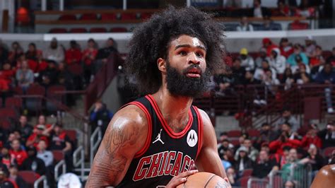 Write informative laconic excerpt under 30 words in mexican spanish for news below. Do not wrap it into quotation marks or html tags. Coby White, jugador de los Bulls de Chicago, tuvo una temporada estadísticamente decepcionante la temporada pasada, promediando solo 9.7 puntos, 2.9 rebotes y 2.8 asistencias por juego. A pesar de su rendimiento bajo, los Bulls decidieron renovarlo con un contrato de tres años. Con la lesión de Lonzo Ball, White tendrá competencia por minutos en la posición de base de los Bulls.,Coby White, de los Bulls de Chicago, renovado a pesar de la baja estadística. Compite por minutos con la lesión de Lonzo Ball.