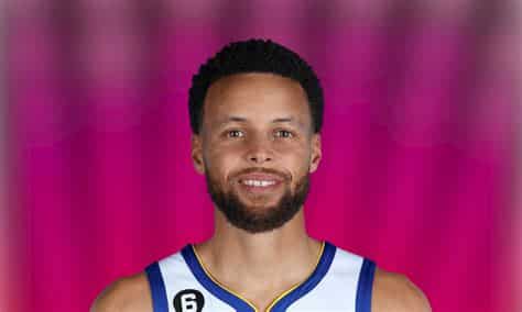 Write informative laconic excerpt under 30 words in mexican spanish for news below. Do not wrap it into quotation marks or html tags. A pesar de su edad y lesiones, Stephen Curry sigue siendo una elección de primera ronda en el draft de fantasía de la NBA. En la temporada 2022-23, promedió 29.4 puntos, 6.3 asistencias y 6.1 rebotes por juego, a pesar de jugar solo 56 partidos debido a lesiones en el hombro y la rodilla. Fue nombrado MVP de las Finales en 2022. Curry ha demostrado ser uno de los mejores jugadores de la liga a lo largo de su carrera. A pesar de una temporada irregular en 2022-23, sigue siendo una amenaza ofensiva y un líder en triples con un 43.7% de efectividad en su carrera. Aunque hay preocupaciones por lesiones y cambios en el equipo, Curry sigue siendo una elección de primer nivel en el fantasy draft. Curry ha demostrado su valía como uno de los mejores jugadores de fantasía en la NBA. A lo largo de su carrera, ha promediado más de 25 puntos por juego y ha sido un líder en triples y porcentaje de tiros libres. Aunque ha lidiado con lesiones en el pasado, sigue siendo una elección segura en los drafts de fantasía.,Stephen Curry, elección de primer nivel en el fantasy draft de la NBA a pesar de lesiones, MVP de las Finales 2022 y líder en triples.