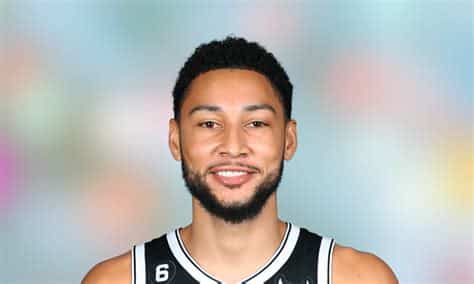 Write informative laconic excerpt under 30 words in mexican spanish for news below. Do not wrap it into quotation marks or html tags. La estrella de la NBA, Ben Simmons, ha sufrido una caída drástica en su rendimiento en los últimos años, promediando solo 10.6 puntos, 6.8 rebotes y 6.5 asistencias por juego en las últimas tres temporadas. Simmons ha sido objeto de críticas debido a su falta de confianza para lanzar el balón y sus problemas de rodilla y espalda. A pesar de su declive, Simmons, de 26 años, aún tiene potencial y podría tener una oportunidad de resurgir en el equipo de los Brooklyn Nets, donde se espera que juegue en un papel de base y distribuidor de balón.,Ben Simmons, estrella NBA, en declive por bajo rendimiento y críticas. Se especula resurgiría en Nets como base.