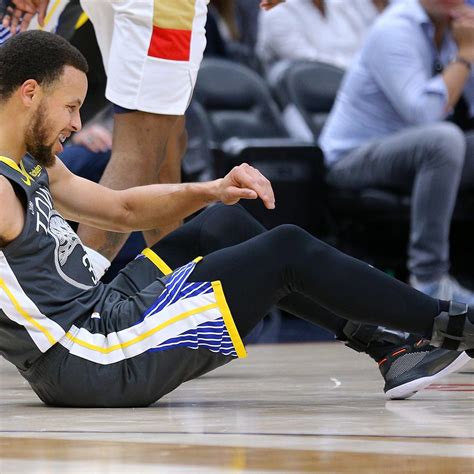 Write informative laconic excerpt under 30 words in mexican spanish for news below. Do not wrap it into quotation marks or html tags. A pesar de tener 34 años, Curry tuvo un rendimiento de MVP en la temporada 2022-23, siendo incluido en el Segundo Equipo All-NBA a pesar de perderse 26 juegos por lesiones en el hombro y la rodilla. Curry promedió 29.4 puntos, 6.3 asistencias y 6.1 rebotes en 34.7 minutos por juego, manteniendo un alto nivel ofensivo a pesar de problemas defensivos y lesiones recurrentes. A pesar de su edad y lesiones, Curry sigue siendo digno de selección en la primera ronda, ya que demostró en los playoffs que sigue siendo uno de los mejores jugadores de la liga.,A pesar de lesiones, Curry brilló en la temporada 2022-23 con promedios de MVP. Aún sigue siendo una selección de primera ronda.