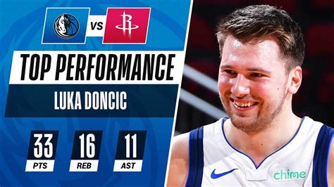 Write informative laconic excerpt under 30 words in mexican spanish for news below. Do not wrap it into quotation marks or html tags. Luka Doncic tuvo una temporada exitosa en 2022-23, promediando 32.4 puntos por juego y alcanzando su máximo de carrera con un 49.6% de tiros de campo. Doncic firmó una extensión de contrato de cinco años, convirtiéndose en el jugador franquicia de los Mavericks y siendo una selección clara en la primera ronda de los drafts de fantasía. A pesar de la adición de Kyrie Irving, Doncic sigue siendo el jugador central y líder de los Mavericks.,Luka Doncic brilló en 2022-23 con promedio de 32.4 puntos y 49.6% en tiros. Firmó contrato de cinco años y lidera los Mavericks sobre Irving.