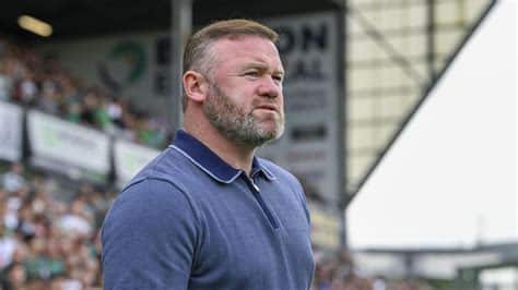 Write informative laconic excerpt under 30 words in mexican spanish for news below. Do not wrap it into quotation marks or html tags. Dec 3, 2024, 08:15 AM ETPlymouth Argyle&apos;s director of football Neil Dewsnip has backed Wayne Rooney and said everyone at the club is behind the manager to stay despite a poor run of form.Rooney&apos;s side have conceded 10 goals in their past two matches, including a 6-1 defeat against Norwich City and a 4-0 loss to Bristol City in what the former England captain described as the "hardest week" of his managerial career."He&apos;s driven to turn the ship around," Dewsnip said. "We&apos;re all behind him, we&apos;re all fighting alongside him and hopefully we can turn that into a good performance and a winning performance on Saturday."Argyle face Oxford United on Saturday with both teams struggling to gain results in the Championship. The newly-promoted Oxford sit 17th in the table just one point above 21st place Argyle with 18 points.Plymouth, with the third smallest ground in the Championship, do not benefit from Premier League parachute payments that other sides in the league receive.Dewsnip has said the club need to be realistic about their place in the league after surviving but just one point last season.Wayne Rooney joined Plymouth Argyle in the summer of 2024. Photo by Dan Istitene/Getty Images"We compete in the Championship, which I think is the fifth-biggest league in the world," Dewsnip said. "Over the last few years we&apos;ve come from League Two to where we are, we&apos;ve earned the right to be in the Championship, we want to stay in the Championship."We managed to do that last year and this year our aim is still the same -- we&apos;d like to do a little bit better than that."Since the appointment of Rooney in the summer of 2024, Argyle are yet to win an away game."Wayne talks about how he&apos;d love to be safe [from relegation] with at least four games to go, so that&apos;s kind of where the target will remain until we&apos;ve achieved it," Dewsnip said."But we mustn&apos;t forget we&apos;re in a league that has some really big football clubs, Premier League clubs if we&apos;re really honest." ,El director deportivo de Plymouth Argyle, Neil Dewsnip, respalda a Wayne Rooney a pesar de la mala racha. El club se enfrenta a Oxford United en el próximo partido de la Championship.