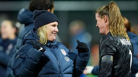 Write informative laconic excerpt under 30 words in mexican spanish for news below. Do not wrap it into quotation marks or html tags. playHow Alyssa Naeher ended her USWNT career with win over Netherlands (1:03)Take a look at the numbers behind the USWNT&apos;s 2-1 win over the Netherlands to close out the 2024 season. (1:03)United States coach Emma Hayes said retiring veteran Alyssa Naeher leaves the team as the "the greatest goalkeeper" that the country has produced after Tuesday&apos;s 2-1 win over the Netherlands."What I did say to her yesterday, in my opinion, she&apos;s the greatest goalkeeper this country&apos;s ever had, for lots of reasons," Hayes said about the 36-year-old, who made six saves in her final USWNT match. "Most people don&apos;t really realize what it takes to stay at the top. For her to do it, for the number of years she&apos;s done it, wow."Naeher announced last week that the winter friendlies against England and the Netherlands would be the last of her national team career. The veteran, who will continue playing at club level for the Chicago Red Stars, earned a shutout in a 0-0 draw with England before emerging as one of the heroes in Tuesday&apos;s narrow victory against the Dutch."I&apos;m going to miss the coffee dates, hanging around the team room, talking. I&apos;m going to miss the competition, playing at the highest level," Naeher told ESPN after the match. "Obviously, I&apos;m not done done, I&apos;m still playing NWSL. But to have played internationals and World Cups is something I&apos;ll miss, but I&apos;ll miss the people."Defender Emily Fox also praised the goalkeeper that has won two World Cups and an Olympic gold medal -- and is the only goalie to have shutouts in both a World Cup and Olympic gold medal final."Big shout to her, we&apos;re going to miss her so much," Fox said. "We&apos;re happy we managed to win. I think the first half was rough, but we re-organised, got control of it."Emma Hayes, left, talks with USWNT goalkeeper Alyssa Naeher after her final match for the Americans. Getty ImagesThe USWNT relied on Naeher to stay alive in their latest match in which they were outshot 14 to 1 during the first half. An equalizing own-goal from the Netherlands before half-time allowed the team to eventually fight back with a game-winner from Lynn Williams in the 71st minute."If we&apos;re not going to be our best with the ball, we better be our best without it and I thought we got bullied and harassed...the Dutch should have been up 2-0 in the first half," said Hayes. "We&apos;re not sitting here saying we were the better team, you can still win football matches and not be at your best."I thought today we demonstrated, by not being at our best both in and out of possession, but finding a way to win, is a sign of a great team."Williams, the lone USWNT goalscorer, admitted the result wasn&apos;t the most appealing of performances from the No. 1 ranked FIFA side."I wouldn&apos;t say that this was our prettiest game of soccer ever and sometimes that&apos;s how games go," said the Gotham FC forward. "The biggest thing was matching their intensity, getting to the second ball, getting to the first ball."With the results in hand, the USWNT closed out the year with a 20-game undefeated streak that featured a Gold Cup title, the SheBelieves Cup, and an Olympic gold medal.Hayes, who has never lost as U.S. coach, will lead her team back into action in the 2025 SheBelieves Cup tournament. The Americans will face Colombia, Australia, and Japan in the annual tournament that is held in February. ,Entrenadora de Estados Unidos, Emma Hayes, elogia a la arquera Alyssa Naeher tras su retiro, destacándola como la mejor portera en la historia del país.