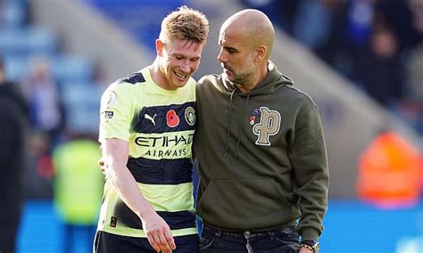 Write informative laconic excerpt under 30 words in mexican spanish for news below. Do not wrap it into quotation marks or html tags. playGuardiola reveals Kevin De Bruyne is &apos;even better&apos; after return from injury (1:06)Pep Guardiola provides a positive update on Kevin De Bruyne&apos;s fitness and stresses the importance of fan support. (1:06)Pep Guardiola has hit back at suggestions he is not selecting Kevin De Bruyne because of a rift with the Manchester City midfielder.De Bruyne has been restricted to five substitute appearances since returning from an abdominal injury suffered against Inter Milan in September.Guardiola waited until City were 2-0 down against Liverpool on Sunday before introducing the 33-year-old from the bench.It prompted Sky Sports pundits Gary Neville and Jamie Carragher to speculate that there is a simmering problem between the player and manager.Neville said the situation with De Bruyne is "unusual, bizarre, strange" and that "something is definitely going on in the dressing room."It was a view backed up by Carrager, who said "something is going on with De Bruyne" and "something isn&apos;t right if he isn&apos;t in the team when he is fit."In a news conference on Tuesday, Guardiola was not asked directly about the situation with De Bruyne. Instead, he addressed it unprompted."People say I&apos;ve got a problem with Kevin," Guardiola said."Do you think I like to not play with Kevin? No, I don&apos;t want Kevin to play. The guy who has the most talent in the final third. I don&apos;t want it. I have a personal problem with him after nine years together."He&apos;s delivered to me the biggest success to this club. But he&apos;s been five months injured and two months injured. He&apos;s 33-years-old."He needs time to find his best. Like last season, step by step. He&apos;ll try to do it and feel better. I&apos;m desperate to have his best."Guardiola hinted De Bruyne could return to the team when they next play -- against Nottingham Forest in the Premier League on Wednesday -- after he played the final 12 minutes at Anfield.City are hoping to end a run of seven games without a win when they line up against Nuno Espírito Santo&apos;s side, who sit sixth in the Premier League table.Four consecutive league defeats has seen City slip to fifth.While Guardiola is keen to have De Bruyne back, he is warned that the Belgium international will "not solve our problems.""I&apos;d love to have the Kevin in his prime -- 26 or 27," Guardiola said."He would love it too. But he is not 26 or 27 anymore. He had injuries in the past, important and long ones. He is a guy who needs to be physically fit for his space and energy."He played in 10 or 11 seasons a lot of games. I know he is desperate to help us, he gives glimpses of brilliance that only he can have."But always I said, he himself will not solve our problems. Like Erling [Haaland] won&apos;t solve it himself. We attack and defend together. We want the best players back. Hopefully step by step the confidence will come back and we&apos;ll get the best of all of us." ,Guardiola defiende a De Bruyne y espera su pronto regreso tras lesión. Manchester City busca solucionar racha negativa en la Premier League.