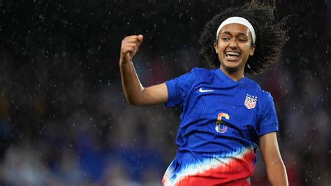 Write informative laconic excerpt under 30 words in mexican spanish for news below. Do not wrap it into quotation marks or html tags. Dec 4, 2024, 11:15 AM ETIn the span of six months, Lily Yohannes experienced the full gamut of reaction from fans of women&apos;s international soccer.In June, Yohannes was celebrated as she scored on her international debut for the U.S. women&apos;s national team against South Korea, making her -- at the age of 16 -- the third-youngest player to score for the USWNT.Because the appearance came in a friendly, though, it didn&apos;t commit her to the U.S. program. There was still talk of her representing the Netherlands, where she has lived for the past seven years. It wasn&apos;t until last month that the international tug-of-war finally ended, with Yohannes formally declaring her intention to represent the U.S. With it came some abuse from some Dutch fans on social media.Then on Tuesday came another kind of international baptism: a friendly against the Dutch at The Hague&apos;s Bingoal Stadium. The initial reaction when she entered the match as a 67th-minute substitute was positive enough. There were overwhelming cheers for a player who performs for famed Dutch side Ajax. But when Yohannes threw a second ball onto the field late in the match, with the U.S. clinging to a one-goal lead, the mood turned. She was booed by fans from her adopted country every time she touched the ball."I understand the reactions," Yohannes told ESPN Netherlands after the match. "It is a choice I have to make, and I am happy with it. ... I just want to continue now and just work hard to help the team and earn a place in the team."In between her introduction and those boos, Yohannes made her mark in a way that is sure to cause further angst in Dutch women&apos;s soccer circles. Her header in the 71st minute released Yazmeen Ryan in space, and Ryan&apos;s subsequent cross was directed home by Lynn Williams for the decisive goal in the 2-1 win. Yohannes was the first player to embrace Williams in celebration, capping an eventful year for the now-17-year-old.That Yohannes ultimately pledged her international future to the U.S. is seen as something of a coup for the program, high praise considering that the USWNT is loaded with talent and ranked No. 1 in the world. Given the need for the USWNT to develop both attacking and defensive midfield types, the anticipation-meter for Yohannes has already gone past the red line."I will say from my own vantage point, but also what our scouts see, indicates an incredibly high ceiling," NJ/NY Gotham FC GM Yael Averbuch said to ESPN of Yohannes. "I think the combination she has of her skill on the ball, her confidence, the athletic component of her quickness and her acceleration, and kind of that quick footwork as well as the balance to kind of maneuver and weave in and out and have the creativity in the passing, it&apos;s like all the pieces of the game you would want. ... So the possibilities with who she can become are fairly endless."Yohannes spending a large portion of her childhood abroad means she remains a player whom the U.S. public at large is still getting to know. As such, ESPN spoke with teammates, coaches and those around her to get a better idea of where she comes from, why she chose the U.S. over the Netherlands and how big of an impact she might have with the USWNT.The maturation of a prodigySoccer was front and center in the Yohannes household. Her maternal grandfather, Bokretsion Gebrehiwot, was an Ethiopian international and scored the only goal in a 1968 African Cup of Nations group stage match against Ivory Coast. Her father, Daniel, was intent on immersing his children, including sons Aethan and Jayden, into the game. This included dragging them to Sunday evening kickabouts involving the Eritrean and Ethiopian communities."I think growing up it was always footy; it was always football in the house, always playing football," Lily said during a conference call with reporters. "And yeah, I have two brothers who play and my dad played, my grandfather, so it&apos;s sort of in the family, and since I started I&apos;ve always loved it."Yohannes recalls being confined to the sideline during her early Sunday outings to those games, but as soon as she was deemed old enough, she began to take part.These days, given the way that youth soccer is so formalized, especially in the U.S., the benefit of informal pickup games, or "street soccer," seems like an anachronism. There seems to be little time for free play. Yohannes herself seemed to downplay its impact on her development, but she did admit that any time she could have contact with the ball was going to improve her skills, however incrementally."Whether you&apos;re just training seriously or just kicking the ball around, I think that&apos;s always great to be on the ball at a young age," she said.Averbuch senses there was a greater impact, one that can be seen in the player Yohannes is today.Lily Yohannes entered for the U.S. as a second-half sub in Tuesday&apos;s 2-1 win over the Netherlands, the country that she has lived in for the past seven years. Rene Nijhuis/MB Media/Getty Images"I think a lot of players who show really fluid movement with the ball and creativity in their passing and ability to use both feet, gain those skills from free play, whether it&apos;s at recess at school or in the street, or playing in environments where there&apos;s smaller numbers, more time on the ball, and a lot more action," she said. "So definitely having the quick feet, creative passing, those are attributes that absolutely get fine-tuned in environments like that."That isn&apos;t to say Yohannes didn&apos;t benefit from more structured play. Her first forays into organized soccer were as a 5-year-old, playing 3-on-3 often with boys who were one to two years older than her.Her coach at the time, Mohammed Onibudo, noticed Yohannes&apos; stamina and athleticism, but also her ability to assess time and space and make good decisions. It all added up to an environment that Onibudo feels honed her skills over time."I think because of her confidence in her strength mentally to play around boys, that allowed her to be bold in her creativity on how she received ball," Onibudo told ESPN. "She was a complete package because her [pass] receiving, her dribbling, her making passes, were so exceptional at that age."It sounds very corny to say this, but at that age you can see the professional aspect of play from that little girl. When she plays, during warmup, her demeanor, her body language, unbelievable. So for me, over the years, it was, &apos;When is that breakout going to be?&apos; Not whether she&apos;s going to or not."While Yohannes&apos; love for the game was born in Virginia, she continued to excel in the Netherlands, where her family moved when she was 10. On amateur pitches across Amsterdam, the midfielder stood out, remembers Yohannes&apos; youth coach at WV-HEDW, Youssef Danad."The first time I saw her play was the year before she came to us. We played against her; we were first, they were second, so it was an important game," Danad said to ESPN. "She gave a through pass to the striker, but the striker didn&apos;t understand. That really scared me. If the striker had understood the pass, it would have been a goal. She was a step ahead of the rest. The fact that she saw that small space, I immediately asked who she was."Ali Krieger and Sebastian Salazar debate the biggest storylines and break down the best highlights from women&apos;s soccer in the Americas. Stream on ESPN+ (U.S. only) A season later, Yohannes joined Danad&apos;s team."She was one of the best of the team," Danad said. "In the one-v-ones, she was one of the best during practices. She could easily pass two or three boys. They could appreciate that. They thought it was awesome. &apos;Every ball should go to Lily!&apos;"It wasn&apos;t long before professional clubs in the Netherlands became interested in the midfielder."She was physically quite strong," Danad said. "Her first touches were good, she held the ball close to her body and always turned the right way; the dribbles and her passing. Actually, the Lily we see today is the Lily from back then, she just does everything quicker."Amsterdam giants Ajax plucked Yohannes from WV-HEDW, and she made her first-team debut at the age of 16.Since then, she has been the most-fouled midfielder in the Azerion Vrouwen Eredivisie. She&apos;s top three in the league among midfielders for recoveries in the final third, creating chances from open play and passes in the attacking box.On top of that, Yohannes contributes to the Eredivisie leaders in the most important statistics: goals and assists. She has three goals and one assist in only eight games this season.The Dutch recruitment driveThe Dutch football association (KNVB) started their recruitment of Yohannes when she was playing for WV-HEDW. Danad remembers the teenager attending KNVB practices and staying in contact, in case she ever got a Dutch passport.playIs Naomi Girma one of the best defenders in the world?Seb Salazar believes that at just 24 years old USWNT&apos;s Naomi Girma is one of the best defenders in the game.When she was only 14, though, Yohannes had already given Danad the sense that she would not represent the Netherlands internationally. He felt her connection was with the U.S."I remember we used to tease her, &apos;What if you ever have to choose?&apos; Back then she hinted at wanting to play for the U.S. national team. Back then she had more of a connection with the country, but it might have changed by now."At the beginning of 2024, Netherlands coach Andries Jonker shared that there were ongoing talks between Yohannes&apos; manager and the KNVB. At that point, the federation thought there was a fair chance that she would choose the Netherlands. Nigel de Jong, the former Dutch international who is now the KNVB&apos;s technical director, became the primary point of contact for Yohannes.His efforts weren&apos;t enough."I read that she dreams of playing in an American shirt. She could have said so right away, it would have saved Nigel a lot of work," Jonker said after Yohannes had decided to represent the U.S. "I think she should do what she wants to do. If that&apos;s her dream, she should chase it and live it. I don&apos;t want a player that prefers to play in a different shirt. Nigel has done his best. She made a different choice."Obviously the choice was not as simple as Jonker makes it seem."It definitely wasn&apos;t an easy decision," Yohannes told Ajax TV in November. "I&apos;ve lived in the Netherlands for the past seven years. I&apos;ve really adapted to everything here. I&apos;ve made so many great friends and have experienced so many great things here. So I have a great connection to the Netherlands as well. The KNVB has been great to support me throughout this process."The beautiful game lives here. Stream top leagues, tournaments and teams.Sign up for ESPN+WEDNESDAY, DEC. 4 (all times ET) • Ajax vs. Utrecht (1:55 p.m.) • Athletic vs. Real Madrid (2:30 p.m.) • RB Leipzig vs. Frankfurt (2:35 p.m.)THURSDAY, DEC. 5 (all times ET) • Cacereño vs. Atlético (12:50 p.m.)FRIDAY, DEC. 6 (all times ET) • PSV Eindhoven vs. Twente (1:55 p.m.) Dutch midfielder Daniëlle van de Donk was "a bit gutted" when she heard Yohannes had chosen to represent the U.S., she said, but added that none of her Oranje teammates tried to convince the 17-year-old to join them."She chooses America because her heart is there. Fair enough. You have to follow your heart and just go for it," Van de Donk said. "She needs to figure it out on her own. We can pull her from every side but that&apos;s not going to help her. You don&apos;t want to mess with her head. She needs to do what&apos;s right for her and get to a decision."Why the U.S. pitch to Yohannes succeededThe U.S. Soccer Federation has a long, rich history of recruiting dual nationals, but these have tended to be on the men&apos;s side of the house. In some ways, it is reflective of where the respective men&apos;s and women&apos;s teams exist among their peers.While the USMNT often finds itself trying to catch up to the rest of the world from a talent perspective, that isn&apos;t the case for the USWNT. The dual-national decisions on the women&apos;s side have tended to be between the U.S. and Mexico, with there being more movement to El Tri Feminil than the other way around.That said, that talent gap between the U.S. and the rest of the world has narrowed, and the USWNT wasn&apos;t about to let Yohannes get away. The midfielder was called into U.S. youth national teams starting back in 2022; opportunities before that were limited because of the COVID-19 pandemic as well as the long travel distances. The older she got, though, the more attention she received, with the Netherlands, her adopted country, making a play.Among the lessons that the USSF has learned about recruiting dual nationals is that there&apos;s a delicate balance between reaching out too much and not enough. These are intensely personal decisions. It&apos;s almost as if the player is being asked to split apart their fused, multicultural identify, and pick one part of it over the other.So earlier this year, interim USWNT manager Twila Kilgore continued the program&apos;s outreach that had begun at youth level. She spoke with Yohannes over the phone and via videoconference. She also went to see Yohannes play live.It was a happy coincidence that Yohannes&apos; Ajax played Hayes&apos; Chelsea in the Champions League. A call with between Hayes and Yohannes convinced the player to come to the USWNT camp back in April.Lily Yohannes scored on her debut with the USWNT, netting the final goal in the 3-0 friendly win over South Korea. Brad Smith/ISI Photos/USSF/Getty Images"These are things that have to be made on an individual basis and it&apos;s our job to evaluate, to prepare, to make sure they&apos;re set up for success, but also to expose and be honest and truthful about what the environment is, onboarding with our culture and things like that," Kilgore said after the roster for the SheBelieves Cup had been announced. "And then the player has the ability to make a choice and we will support that."When Yohannes arrived in April, and then later for the June friendlies, the impression she made was positive and immediate. Lindsey Horan spoke of how composed Yohannes had been in big games, including the Champions League."I feel jealous of that," Horan said. "That&apos;s not how I was at that time."Horan added that she did what she could to lighten the mood."When she first came into U.S. camp, there were little jokes made here and there," she said. "For us, we didn&apos;t want to put added pressure [on her]. I was probably making the most jokes to her."The camps made the right impression on Yohannes, even as she was still pondering her options with the Netherlands. It&apos;s worth noting that Yohannes hadn&apos;t yet acquired Dutch citizenship, although that was viewed as being a formality."I think I was given space from both federations just giving me my opportunity to make a decision," she said. "And I think being involved with the full team in those two camps, it was a really great experience, and yeah, I&apos;m really good for that."playHayes: No fear picking youthful USWNT rosterEmma Hayes speaks about the USWNT roster for matches against England and the Netherlands.The Olympics rolled around. Sources have told ESPN that Yohannes was given the option of being an alternate on the Olympic team, one she turned down. She wasn&apos;t quite ready to make a decision.Once the Olympics were over, there was a consistent, but not overbearing amount of communication between Yohannes, her representatives and the USWNT. Hayes and the players had made their case earlier in the year. Yohannes now knew what the USWNT was about. Her family and others close to her told her she needed to follow her heart.Last month, Yohannes chose the USWNT."The U.S. is my home country, my birth country," she said to Ajax TV of her decision. "I have so many family members there. I have a deep, heartfelt connection with the country. My love for the game started in the U.S. Ever since then it has been a dream of mine to play for the U.S. national team."I think having been involved with the team, it was such an amazing experience. Wearing the shirt is an indescribable feeling, and I just know that&apos;s where my heart&apos;s at."Her teammates are pleased as well."She couldn&apos;t have gone wrong with her decision, but I&apos;m obviously very happy that we got her," Horan said of Yohannes. "She&apos;s a world-class player." ,Lily Yohannes, promesa del fútbol mundial representará a Estados Unidos tras reacciones encontradas en Holanda, su país adoptivo. Impacto inminente en USWNT.